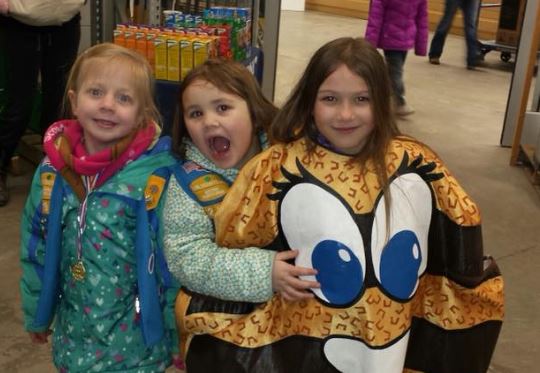Daisy Girl Scouts Selling Cookies